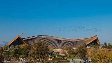 世园公园繁花映衬“海陀戴雪”