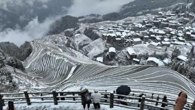 桂林迎来2024年第一场雪 瑞雪漫天飞舞