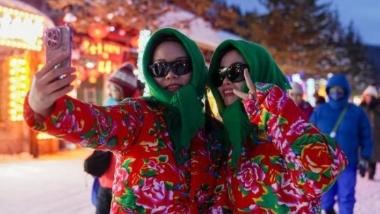 中国雪乡旅拍火热：三步一“公主”五步一“翠花”