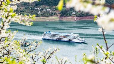 重庆巫山：一江碧水满山“雪”