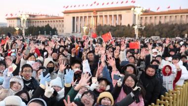 特写：这一刻，一抹中国红映照炽热中国心