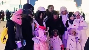 郭晶晶一家打卡冰雪大世界 包裹严实秒变东北人