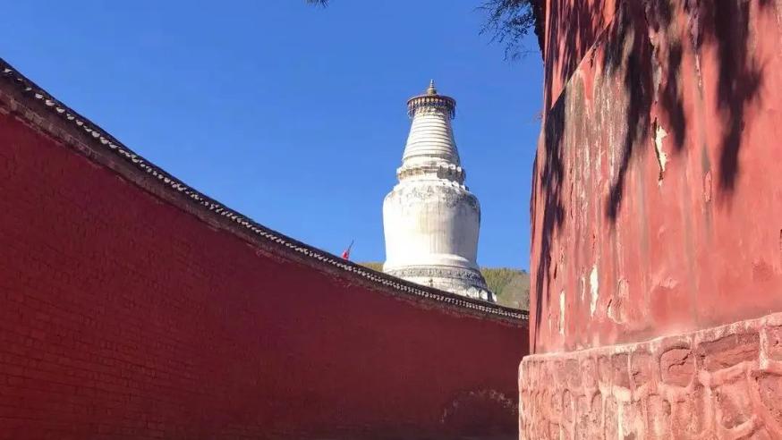 白塔红墙间，看老街新潮