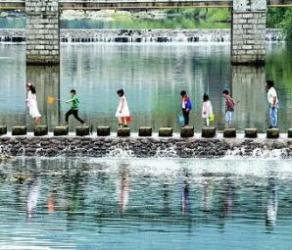 在安吉，一条道路就是一