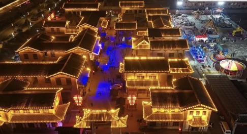 万荣锦里古街：影视模仿秀 新年引游人