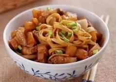 不想吃饭？来碗土豆炒面